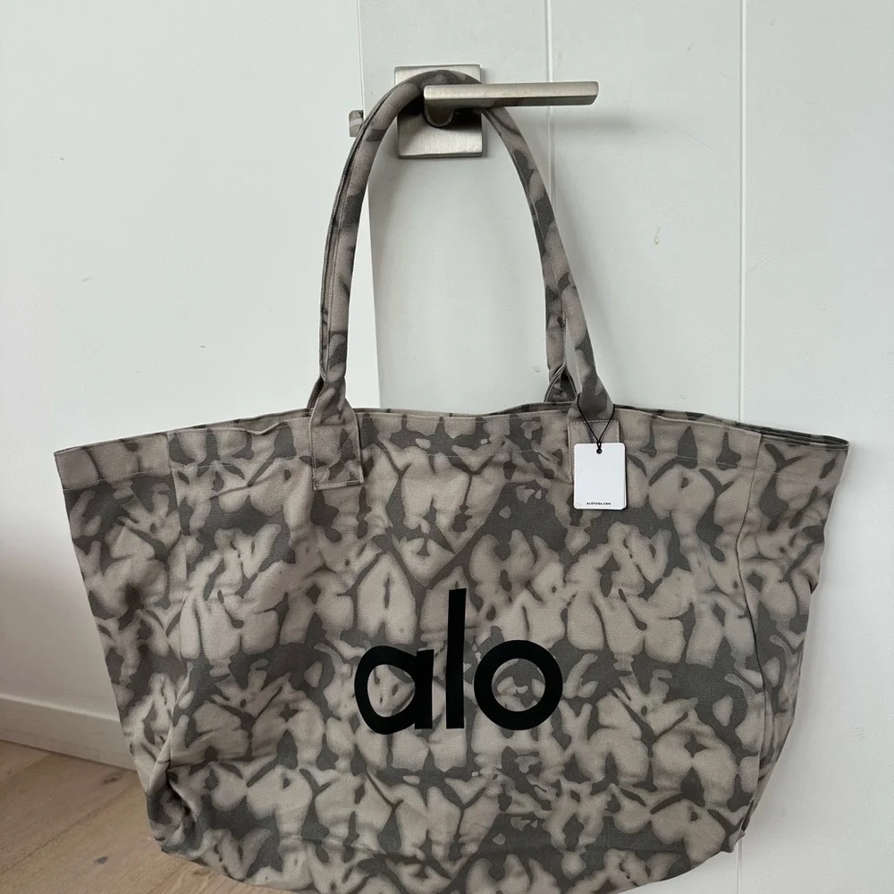 ALO Yoga Camouflage Gray Tote Bag - Picture 1 of 4